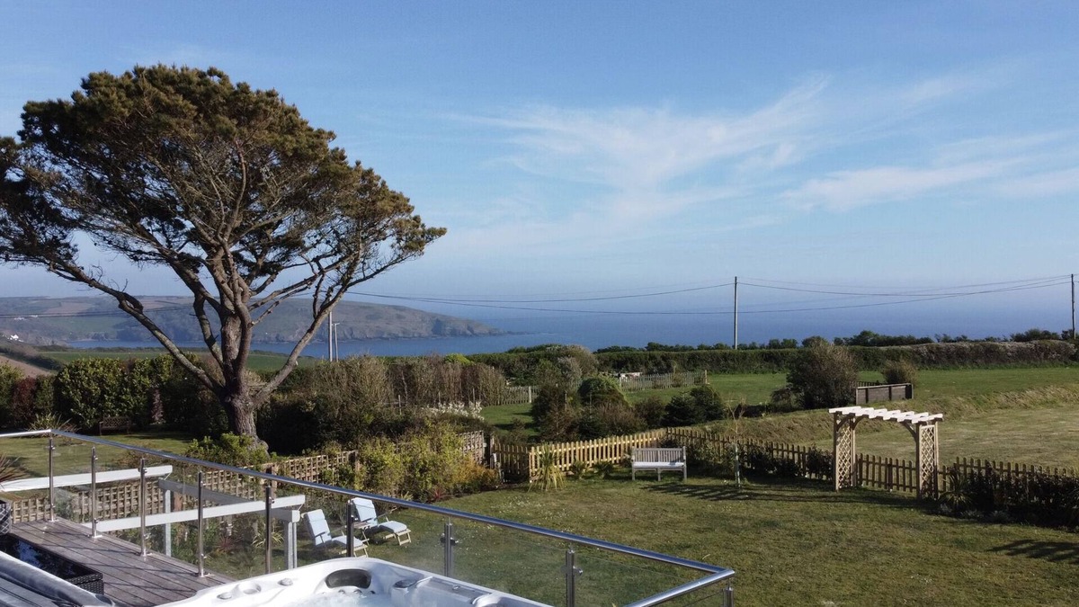 Wembury House | Spacious Devon Coastal Home with Huge Hot Tub