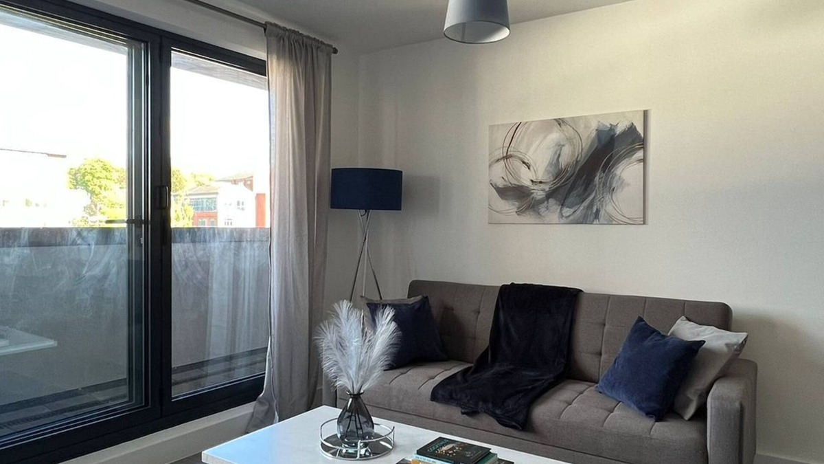 Hemel Hempstead Apartment | Spacious Double Bedroom - Balcony View