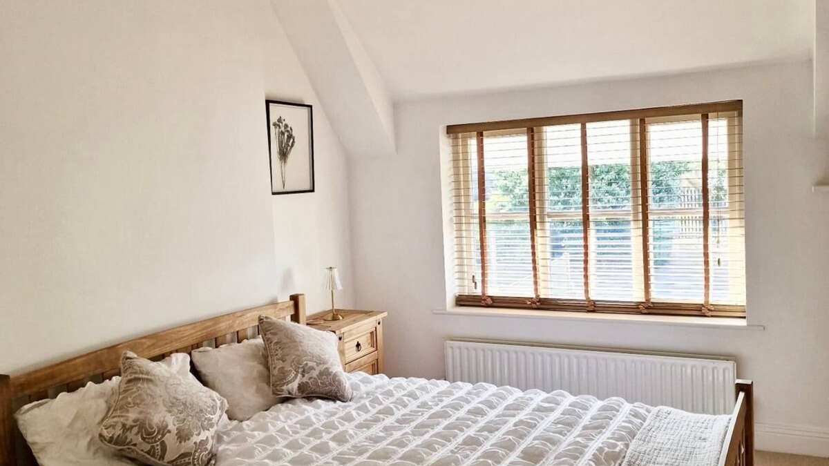 Wokingham House | Spacious Double Bed Room Ensuite & Onsite Parking - Only suitable for one guest