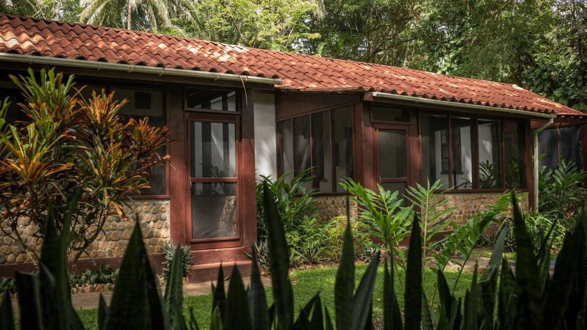 Negroman Resort | Spacious Double-Queen Casita w/Screened Porch & A/C - Steps to Treehouse Bar