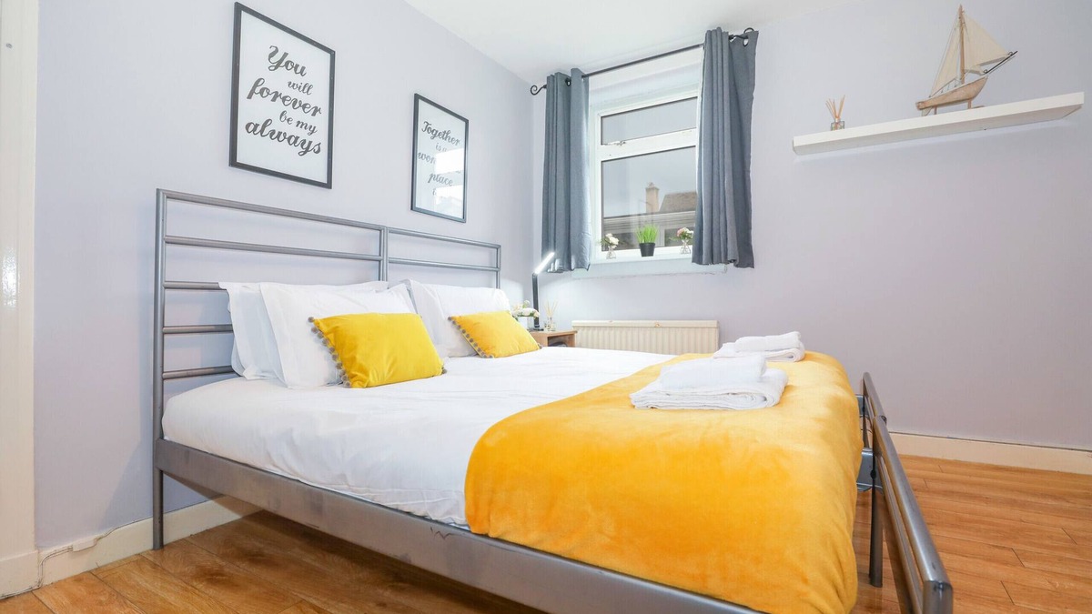 Gilmerton Bed & Breakfast | Spacious Double Room in Elegant Cottage