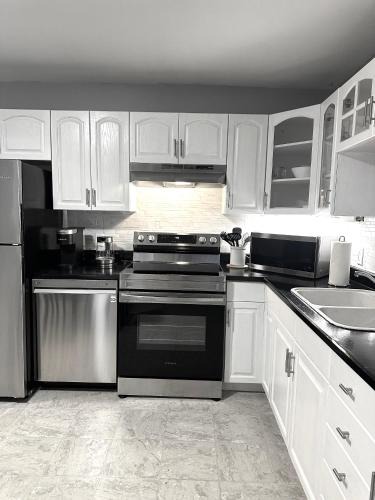 Yellowknife Apartment | Spacious Downtown 3BR Home, 4bds