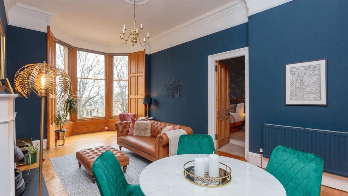 Comely Bank Apartment | Spacious drawing room apt, 10 mins to Princess st.