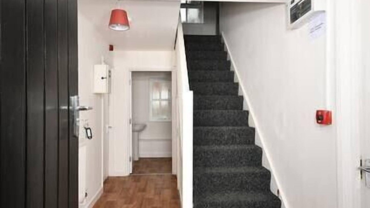 Mynydd Isa Apartment | Spacious Duplex Apartment 5 Bedrooms Kitchen Free Wi-Fi Pet-Friendly