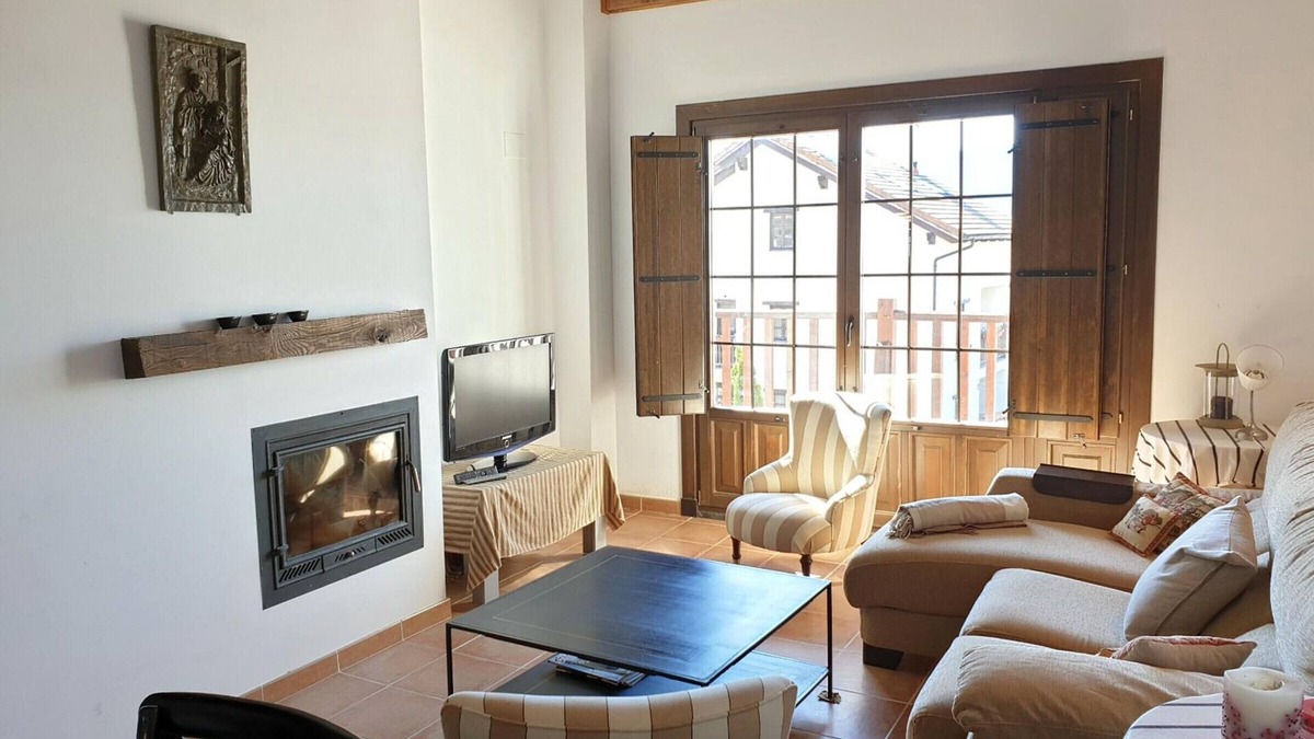 Badaguas Apartment | Spacious Duplex with Golf Course & Park Access Near Jaca
