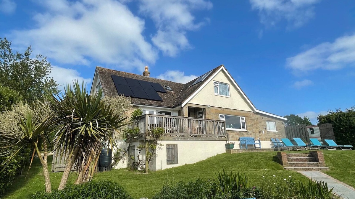 Ningwood House | Spacious Eco friendly house, 5 beds, 4 bath, Fabulous Views, EV Charger