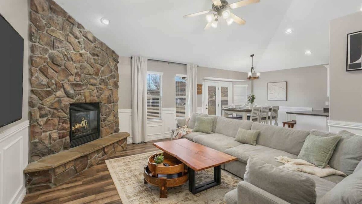 Syracuse House | Spacious Entertainment Dream Home 6 BR Sleeps 20