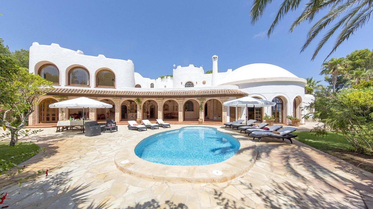 Santa Eulalia del Rio Villa | Spacious villa with a beautiful garden, private pool on the beach of Cala Llenya