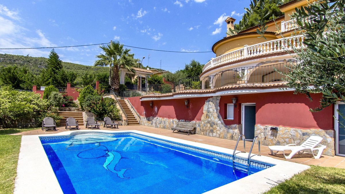 Torrelles de Llobregat Villa | Spacious, Sublime Villa just 15km to Barcelona!