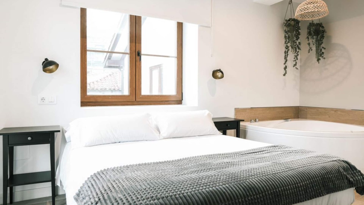 Villaverde de Pontones Apartment | Spacious apartment with spa and balcony.