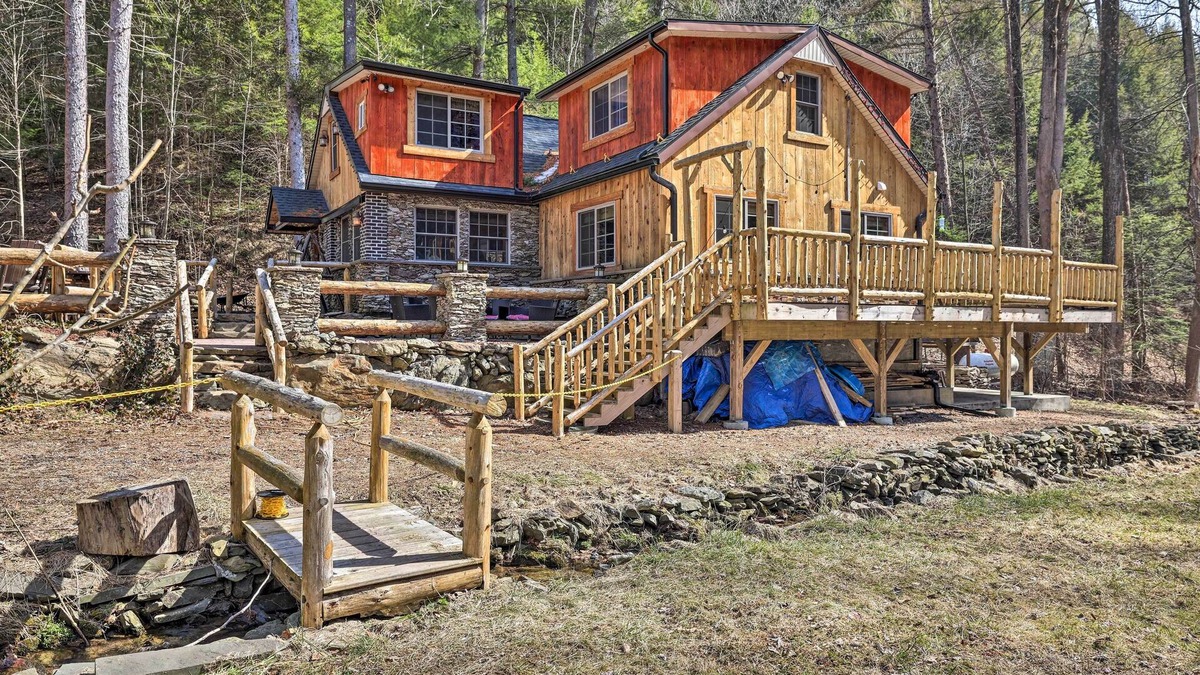 Aquashicola Cottage | Spacious Escape w/Deck & Ponds Near Skiing!