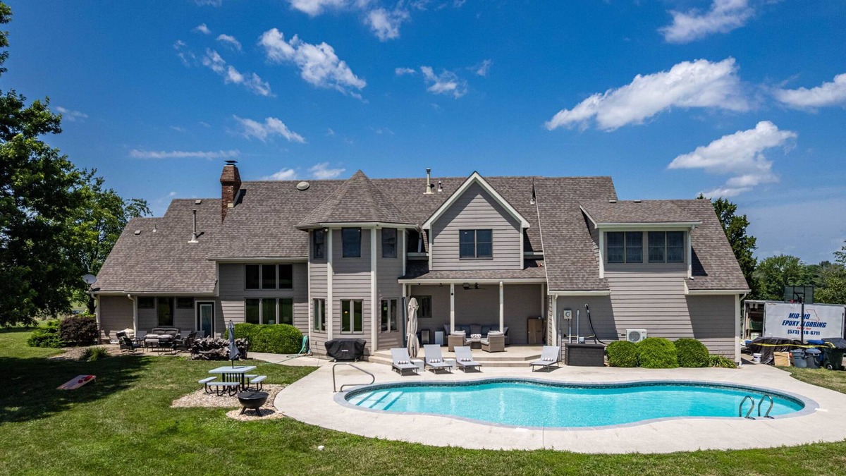 Fulton House | Spacious estate with 8 bedrooms + Pool -Near CoMO