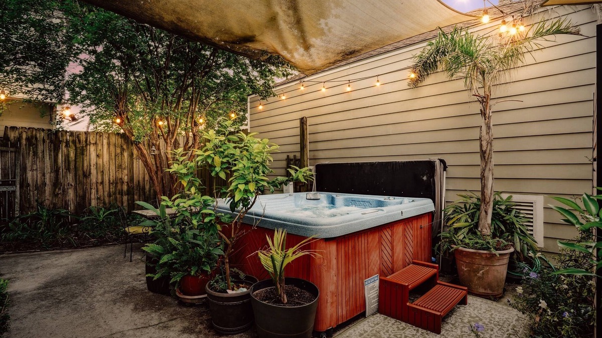 Milan Apartment | Spacious Fall Retreat | Walk to Streetcar & Garden District | Hot Tub
