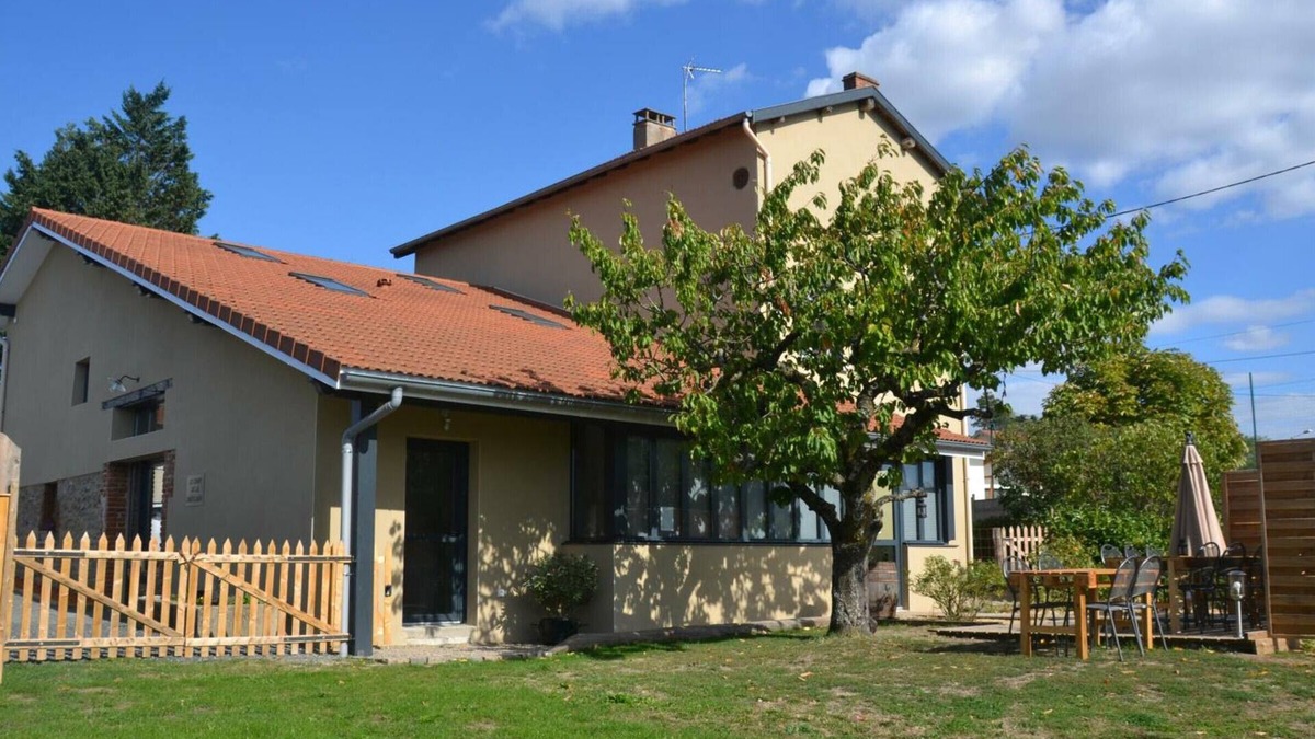 Chazelles-sur-Lyon Cottage | Spacious Family Cottage with Garden, Terrace, and Modern Amenities in Chazelles-sur-Lyon