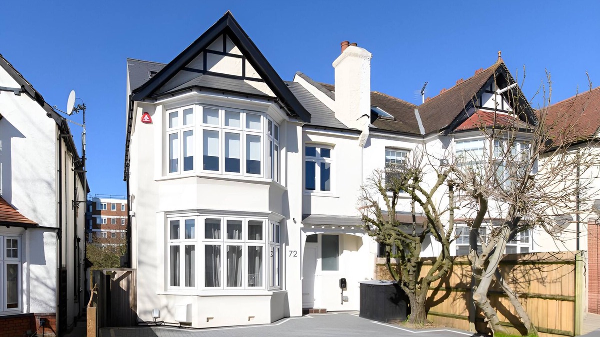 Finchley Church End House | Spacious Family 5-bedroom house with Home Cinema and A/C