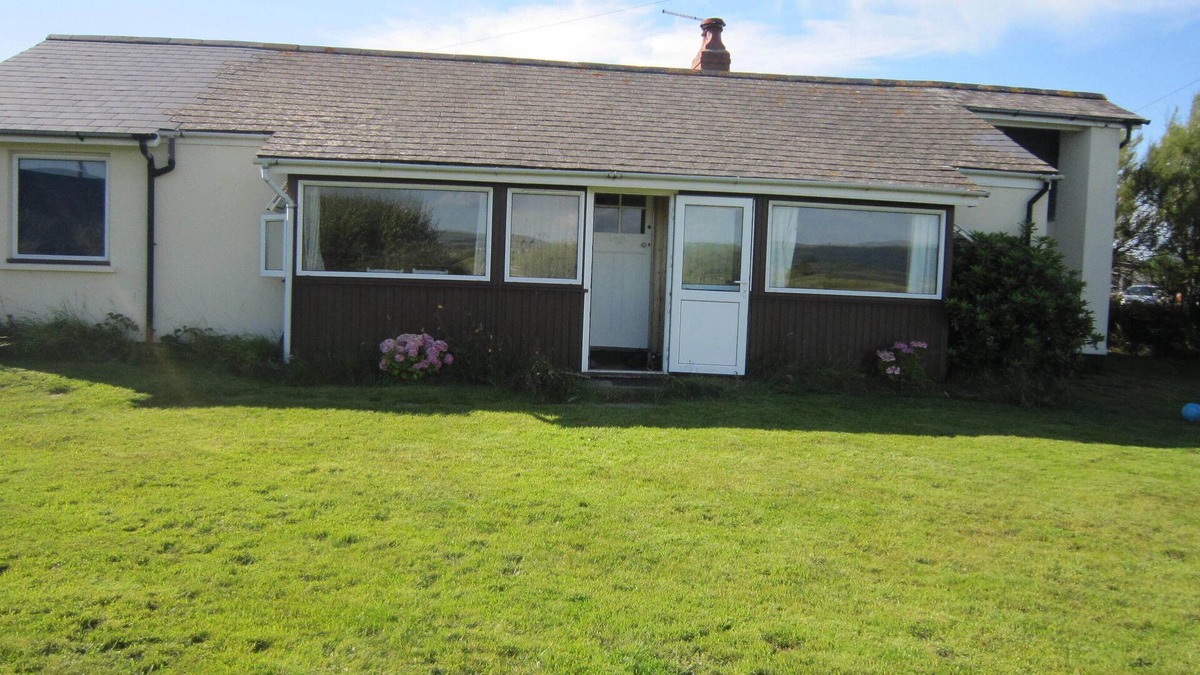 Borth House | Spacious family bungalow only a stones throw from fabulous beach