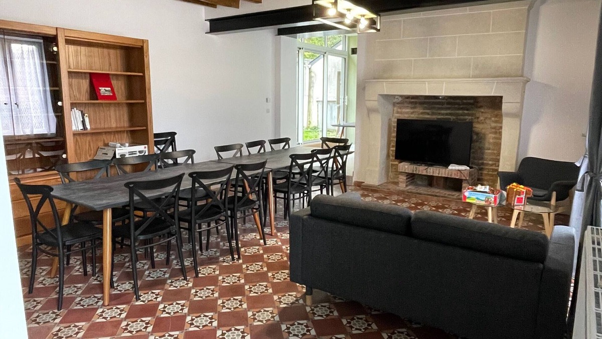 Chahaignes Cottage | Spacious Family Cottage with Garden, Terrace, and Wifi near Le Mans and Tours