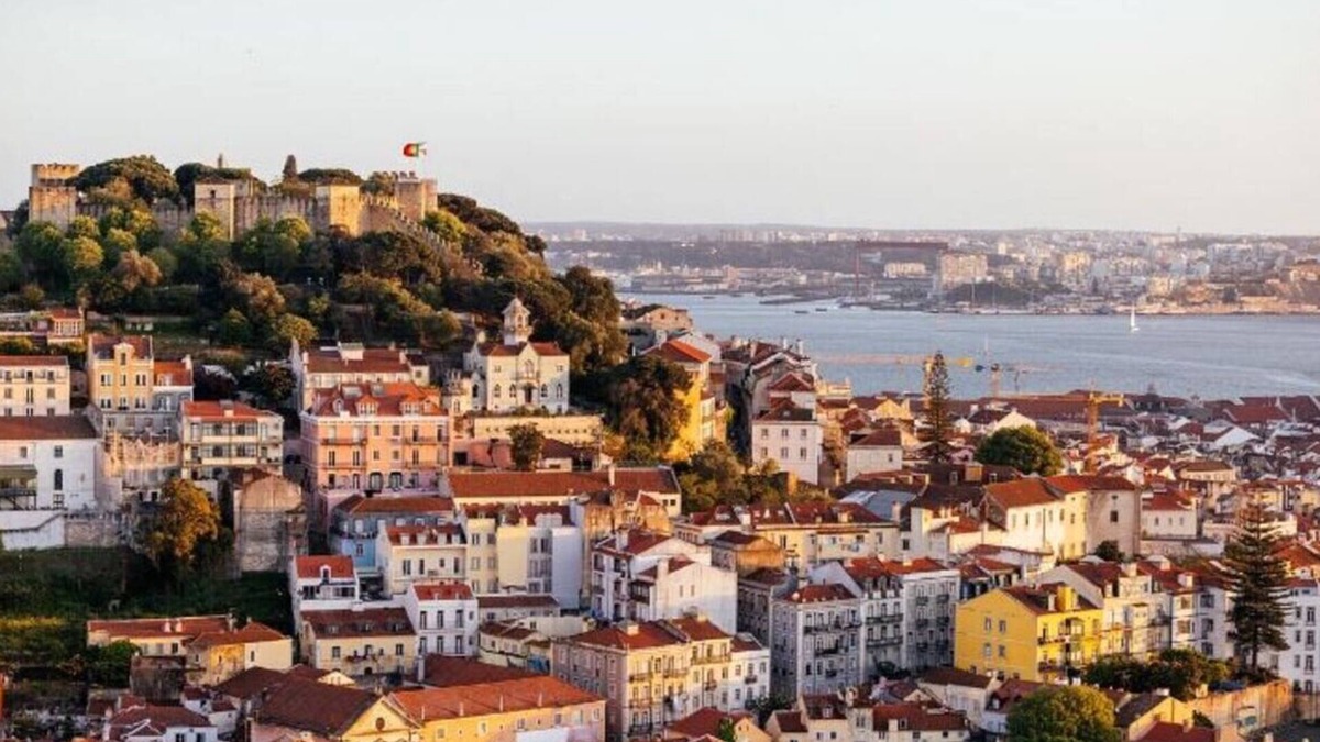 Casal da Ladeira Apartment | Spacious Family & Executive Apt in Central Lisbon- Near Metro & Key Attractions
