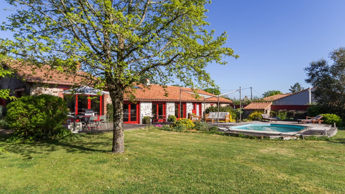 La Limouziniere Cottage | Spacious family lodge with natural pool, near Nantes