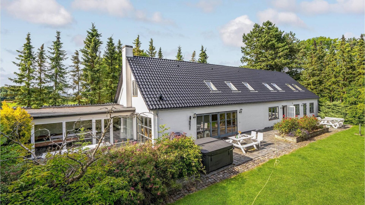 Stokkemarke House | Spacious family friendly cottage with pool, activity room and sauna.