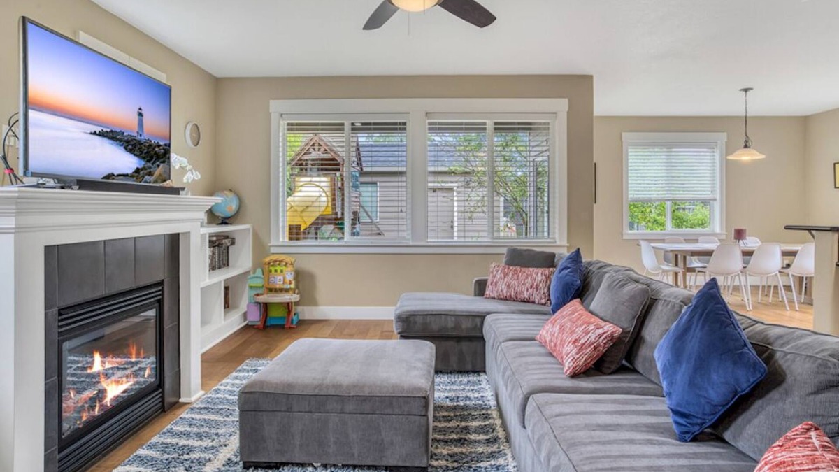 Foster - Powell House | Spacious Family Friendly SE, Free Parking, A/C, Walk to food, Toy Room, Crib!