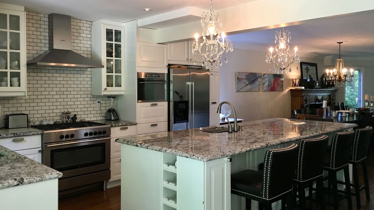Fallingbrook House | Spacious/Family Friendly! Lake View! close to Beach & Downtown 5-night min avail