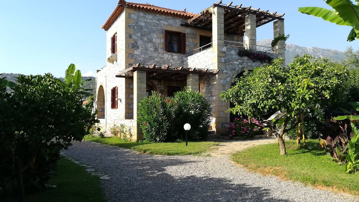 Lefktron Apartment | Spacious, family friendly ground floor apartment with large garden near the sea
