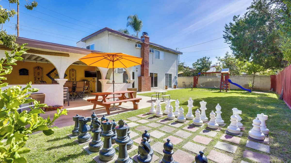 Orange House | Spacious & Family-Friendly Stay Near Disneyland & Beaches – Clean & Comfortable!