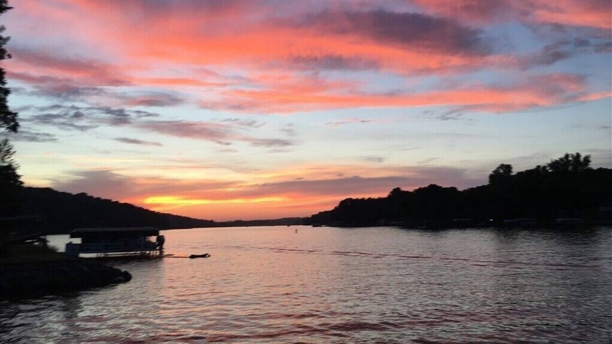 Panora Cabin | Spacious Family Friendly Cabin on the Water with Bunkhouse- Sleeps 12
