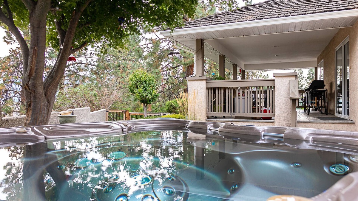 Okanagan-Similkameen House | Spacious family home, pool table, hot tub, sauna, gym and office.