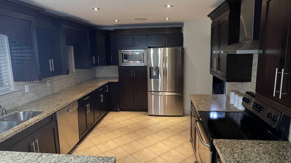 Newton House | Spacious family home, full privacy & separate entrance!
