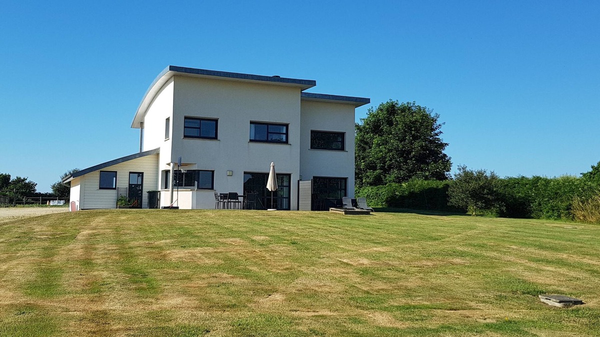 Treflez House | Spacious family home - land and sea views - quiet, close to beaches. 8 p.
