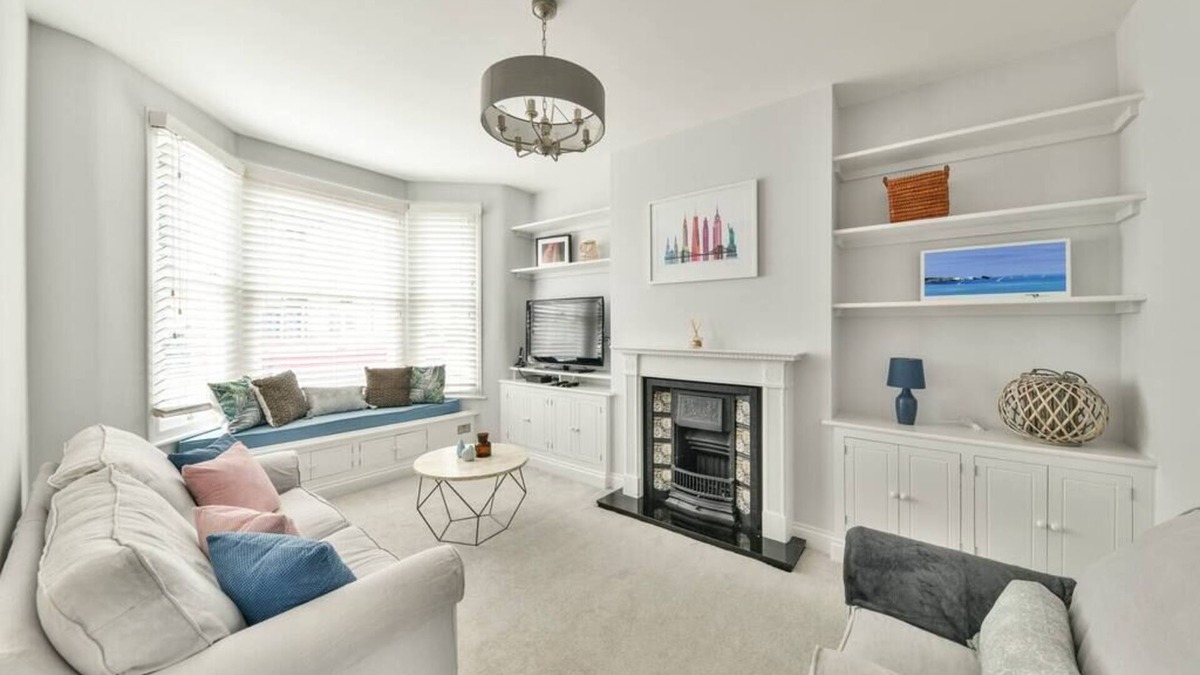Southfields House | Spacious family home with garden
