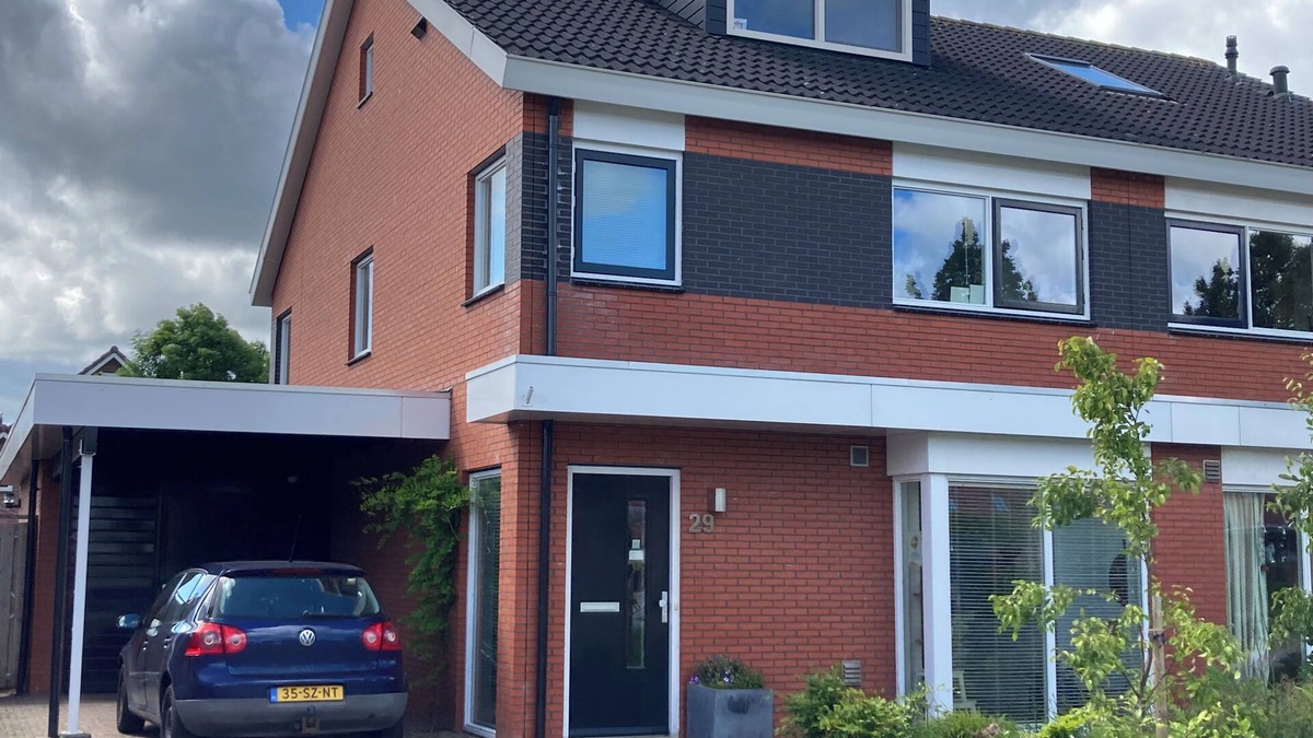 Hoogkerk House | Spacious family house for up to 8 people with garden and playground in front.