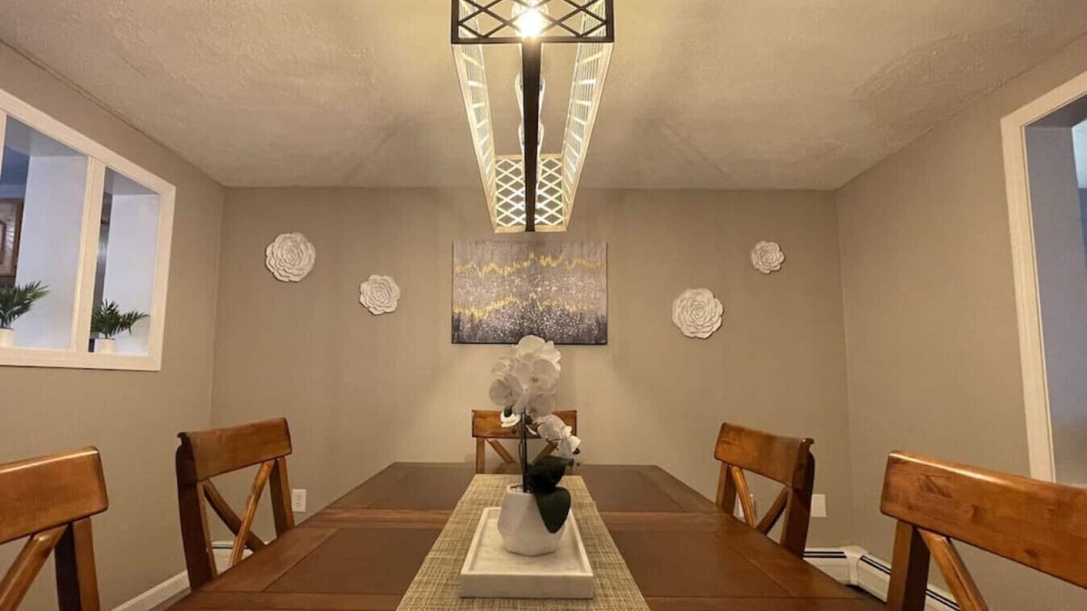 Windsor House | Spacious Family Lake & Ski House
