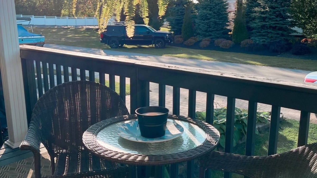 Sherkston RV Rental | Spacious family oriented cottage steps to the beach and waterpark!