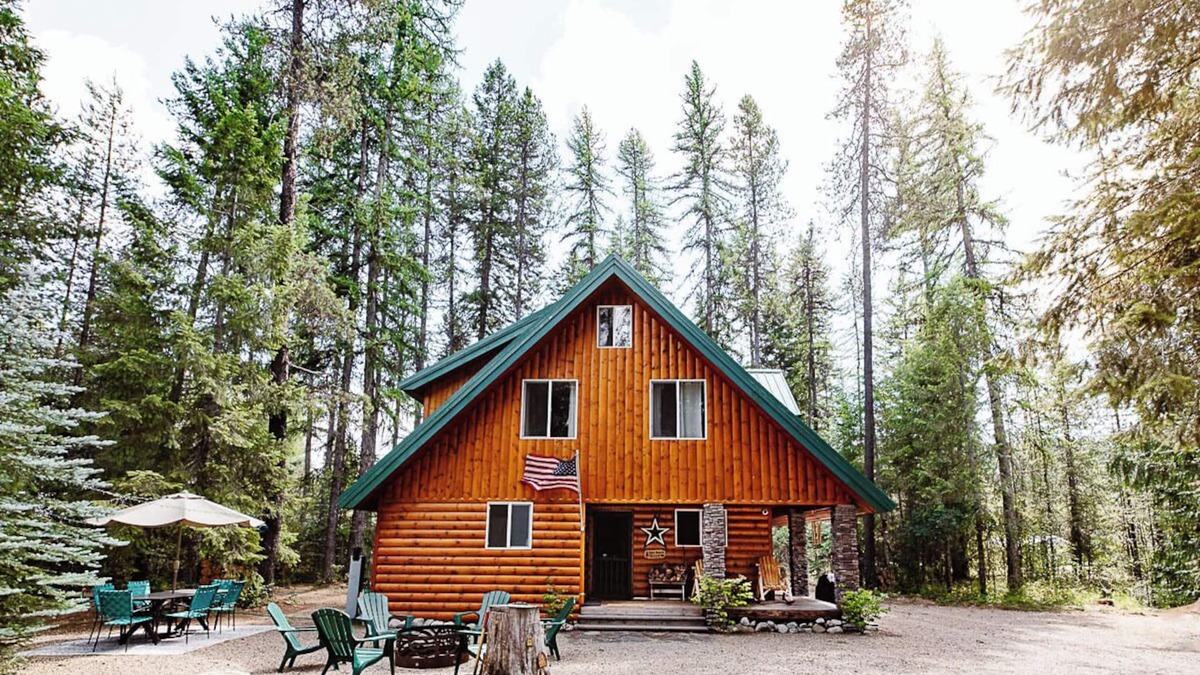 Priest River Cabin | Spacious Family Retreat Cabin w/3 Beds in Nature Oasis + Close to Lake