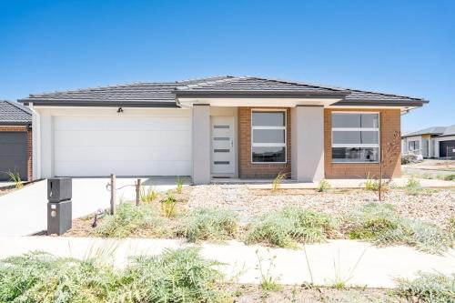 Mambourin House | Spacious Family Retreat 4BR Home Parks Zoo Golf