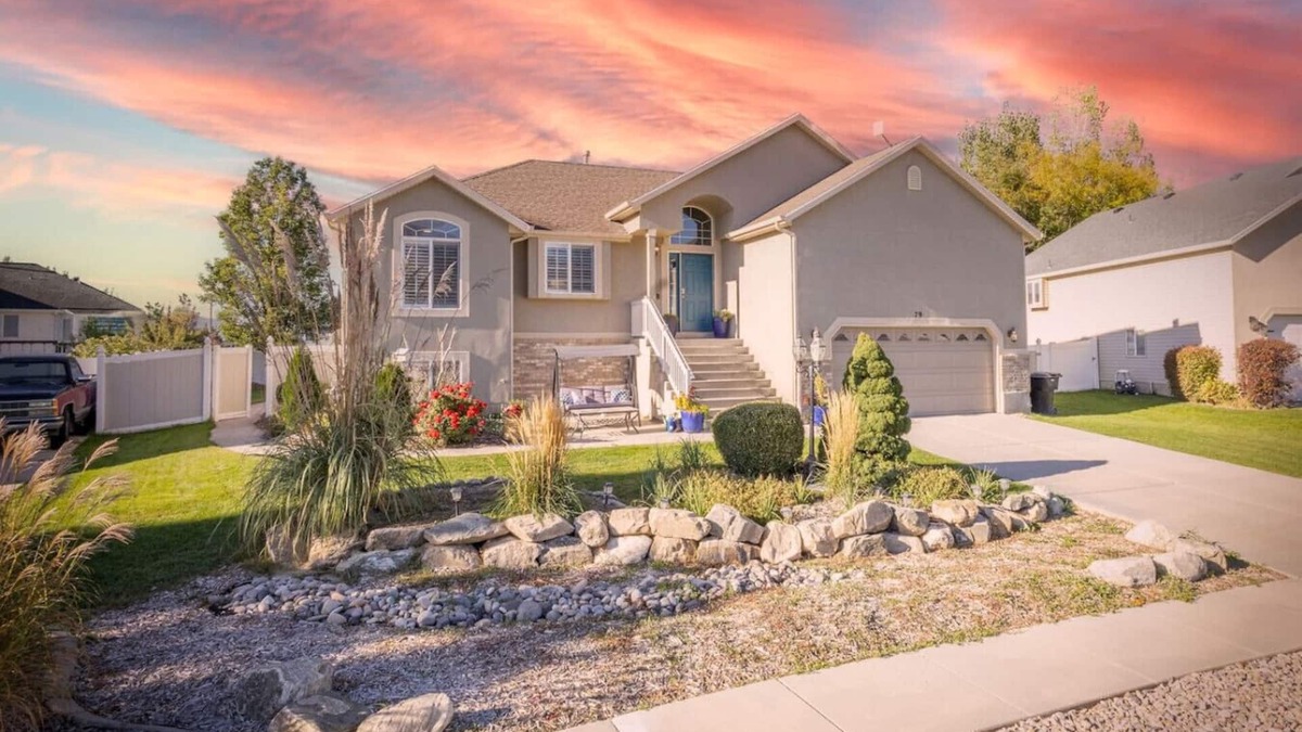 Farmington House | Spacious Family Retreat in Farmington – 6BR with Private Yard, Close to Parks