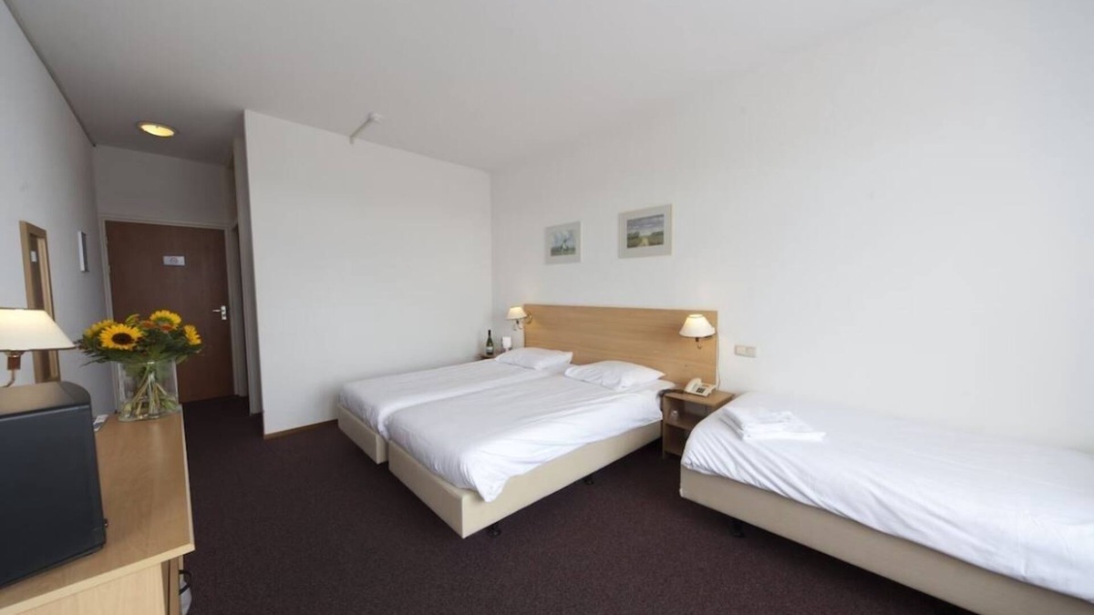 Ooij Hotel | Spacious Family Room Perfect for Outdoor Explorers Near Gelderse Poort