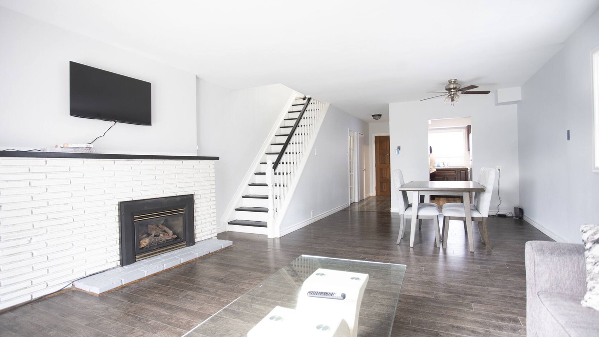 London House | Spacious Family Sized Townhouse with Fireplace, Patio , Parking