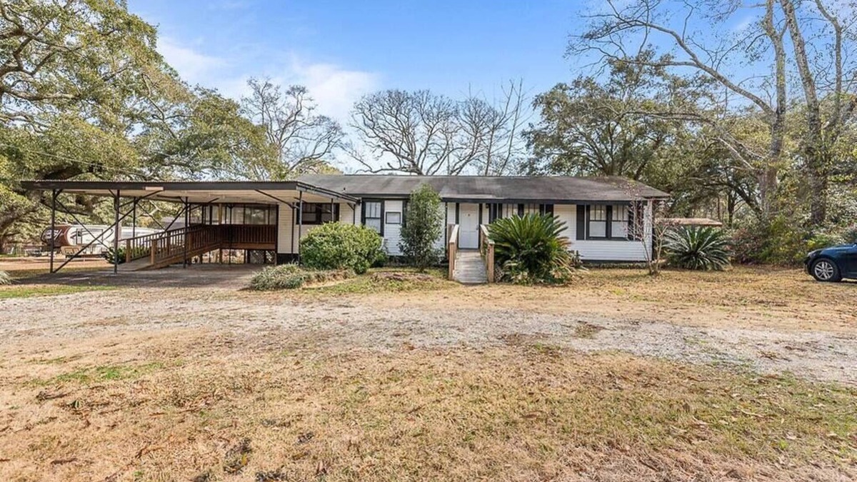 Saint Elmo House | Spacious Farmhouse Ranch Near Mobile!