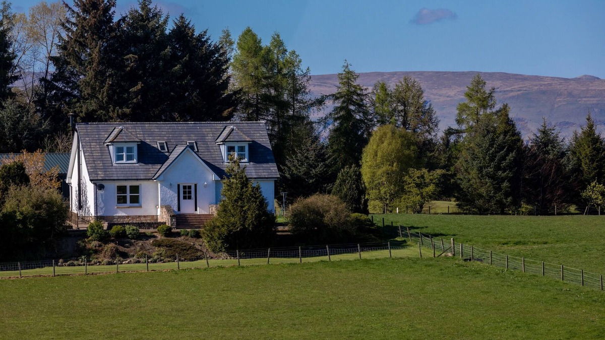 Glasgow House | Spacious farmhouse with golf views and hot tub