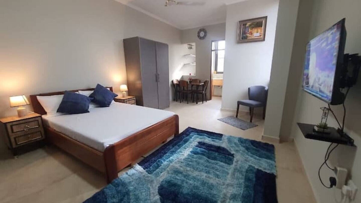 Oyibi Apartment | Spacious Flat Free Parking Wi-fi OYIBI