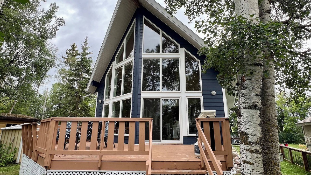 Division No. 8 Cabin | Spacious four season lake front Cabin on Gull Lake