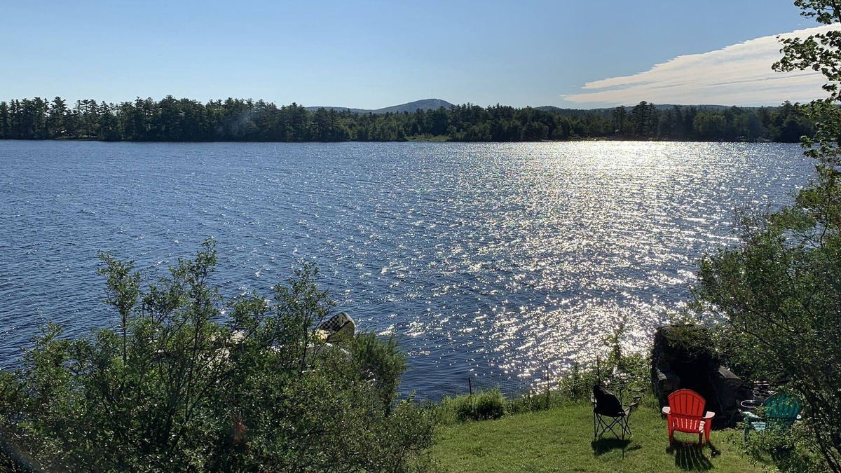 Eddington House | Spacious Four Season Lakeside Retreat