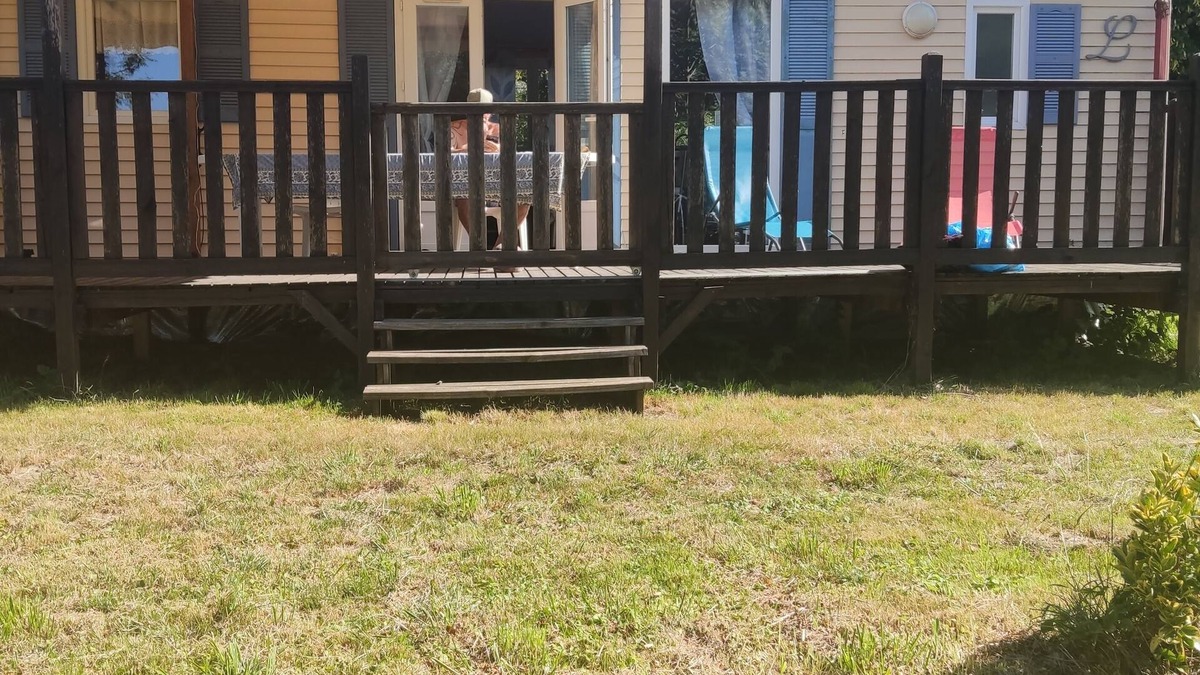 Le Chesne House | Spacious mobile home with terrace and lake view, ideal for families.
