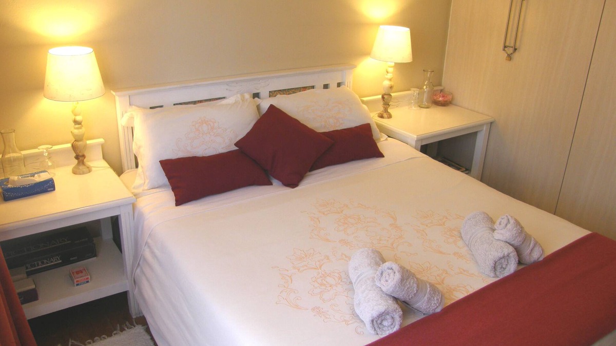 Barrydale Apartment | Spacious, full kitchen, large garden. Mountain view. Family friendly. Netflix.