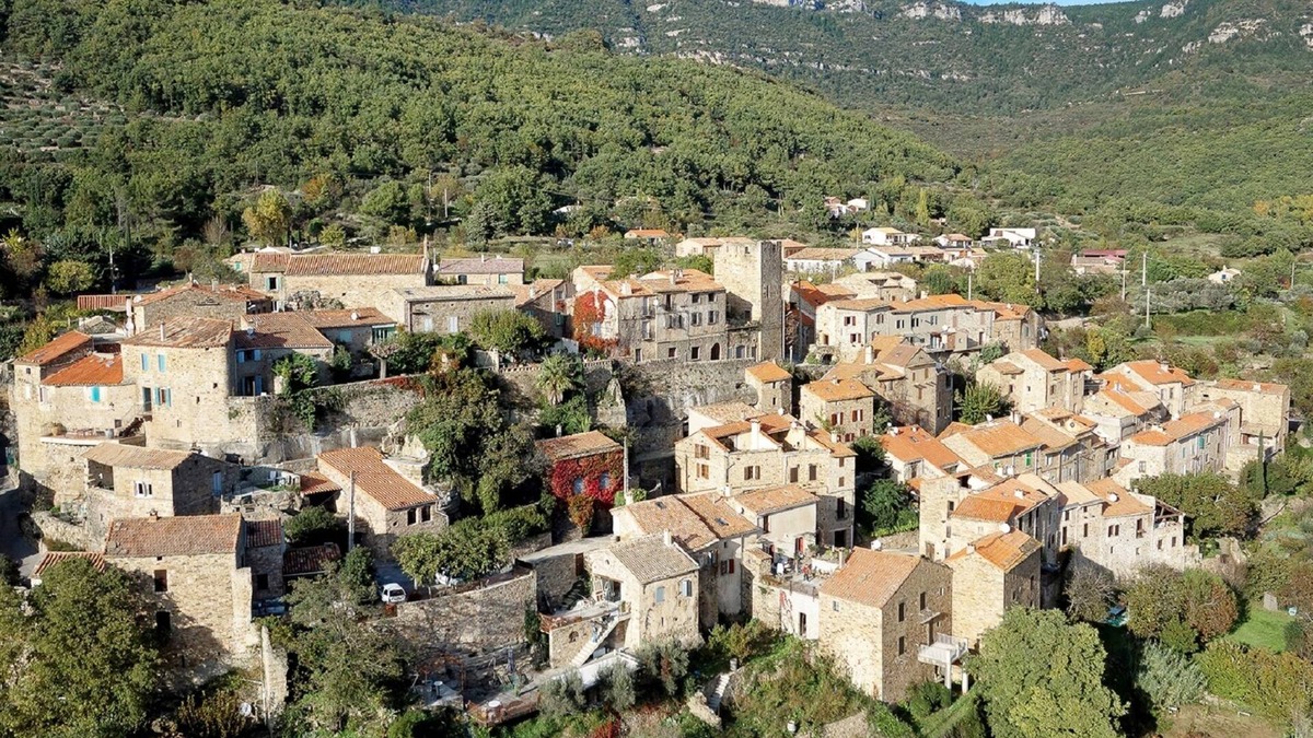 Saint-Privat Villa | Spacious gîte, between Piedmont and authentic village runs velo meditation