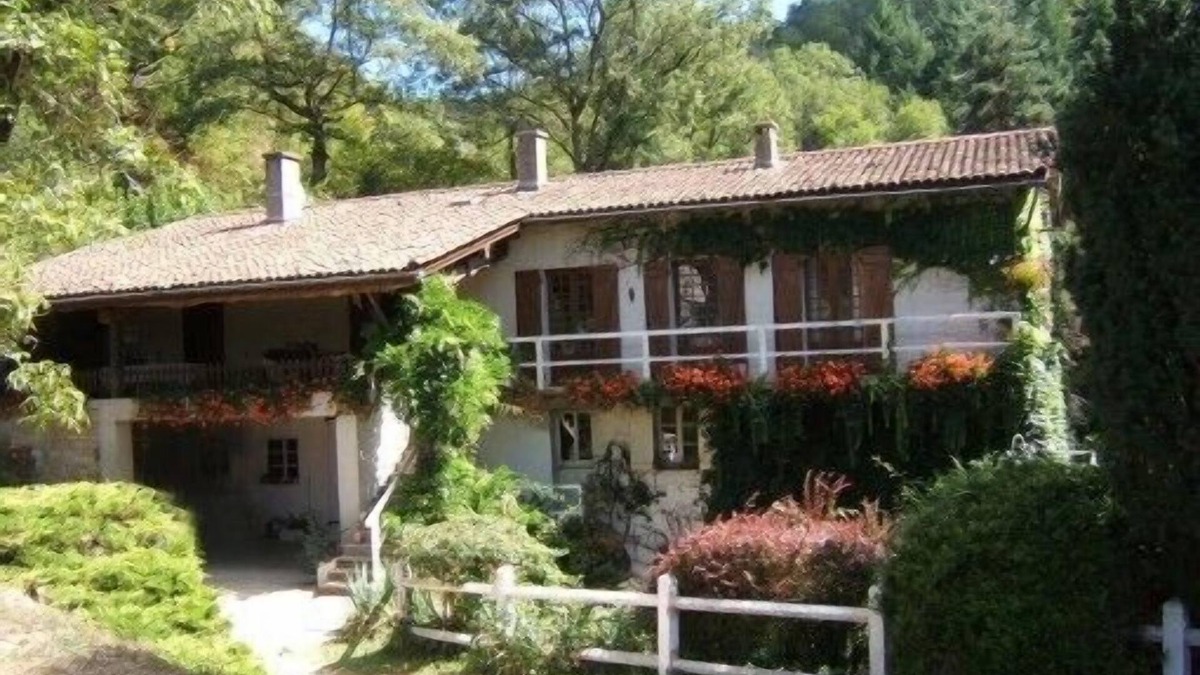 Escoutoux House | Spacious gîte near THIERS, 6 bedrooms, 14 people Self-catering cottage